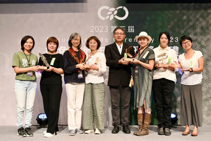 由北中南東區總召,戴秀真(右一)、陳瓊惠(右三)、張維真(左三)、黃韻儒(左一)頒發最佳人氣獎四區得獎者,北區泔 米食堂(右一)、中區山東餃子牛肉麵館(右四)、南區春日廚房(左四)、東區花愛現小酒館(左二)。