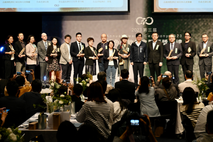 第三屆「綠食先行獎」得獎者與高雄市市長陳其邁合影。