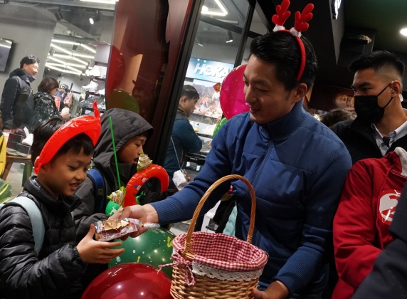 蔣市長與健走隊伍沿路發放耶誕禮物予民眾報佳音。(圖片來源:臺北市政府觀光傳播局)