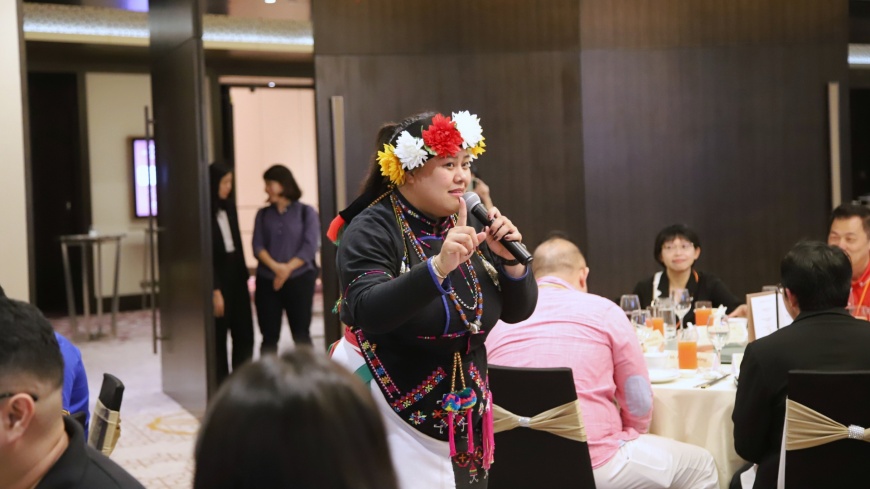 由台東原住民族文化藝術團體(高山舞集)帶來精彩的原民歌舞互動表演。(圖片來源:台東縣政府)