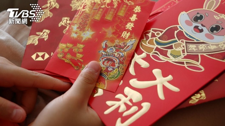姑姑過年都沒給!他除夕突收「超厚紅包」 打開嚇傻:444