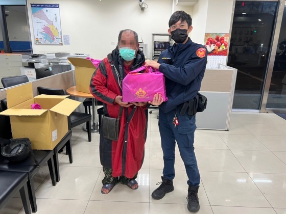 圖為新北市警員去年致贈平安袋給弱勢民眾