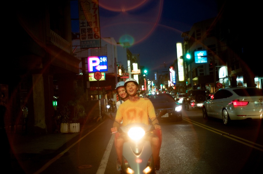 許光漢載清原果耶到處跑玩,畫面十分浪漫。(圖/翻滾吧男孩電影有限公司提供)