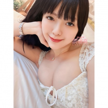 顏翎熹呼籲廣大網友外出捐血,結果眾人皆聚焦在她的自拍辣照上。(圖/翻攝自「Molly 翎熹」臉書)