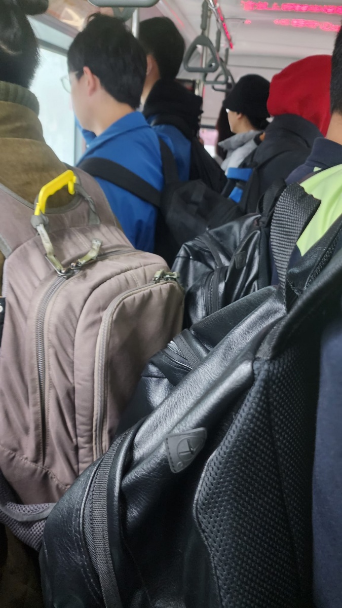 原PO納悶,為何人們總是不喜歡在搭車時把後背包往前背?(圖/翻攝自「●【爆怨公社】●」臉書)