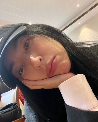 楊謹華分享素顏照,可看出她因睡眠不足而相當疲倦。(圖/翻攝自「@cheryllovel0ve」IG)