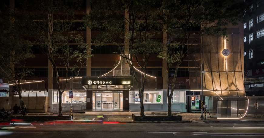 基隆區處外觀增添了結合電網與運河意象的流線曲面燈飾,台電更認養門前公車亭,用心做基隆在地好厝邊(台電提供)