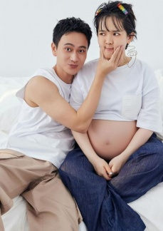 劉冠廷(右)當爸難掩感動心情。(圖/翻攝自孫可芳IG)