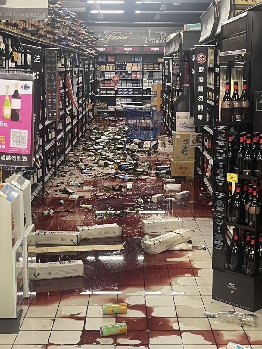 賣場酒類商品在強震後掉落全碎,讓現場猶如「血流成河」。(圖/翻攝自「●【爆廢公社】●」臉書)