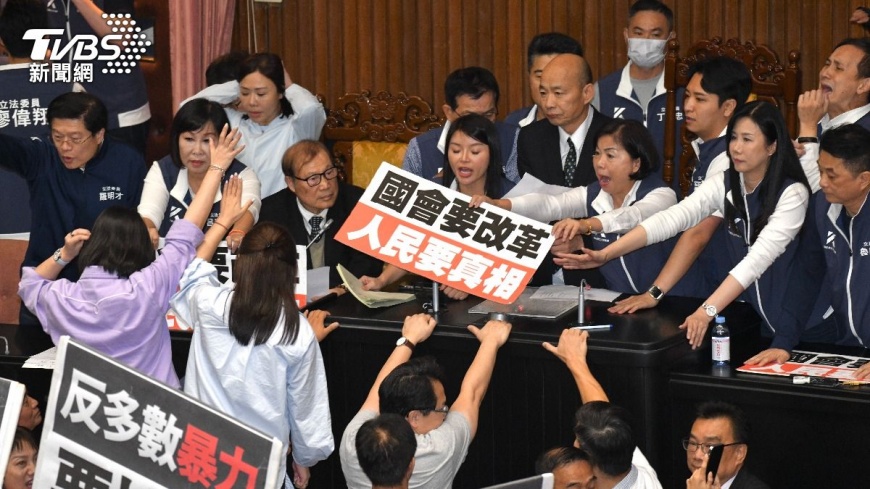 藍綠議場混戰。(圖/胡瑞麒攝)