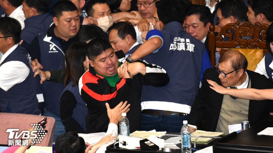 蔡易餘突襲被擋下。(圖/胡瑞麒攝)