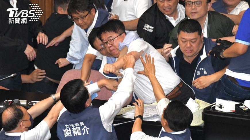 吳秉叡謝龍介互k。(圖/胡瑞麒攝)