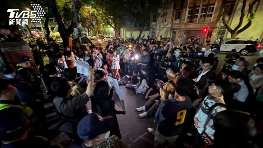 民眾聚集立法院外!趙少康稱「反對者師出無名」:不能類比太陽花