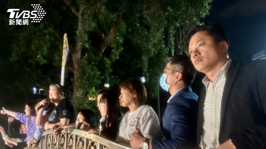 綠委現身,民眾大喊台灣加油。(圖/區國強攝)
