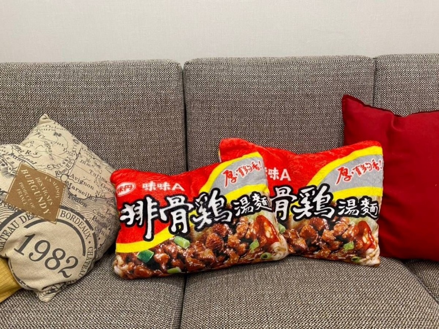集點免費換!『排骨雞麵抱枕毯』讓你吃著香抱著睡更香啦!
