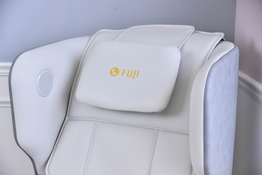 FUJI AI愛沙發現代工藝椅腳、舒壓托頸頭枕與扶手圓潤細緻的觸感，讓每次使用心情都不由得跟愉悅起來 FUJI 提供