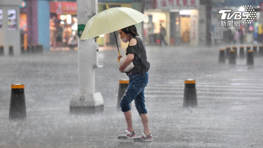 天氣/17縣市大雨特報!對流迎雷雨彈 「下到晚上」全台雨區曝