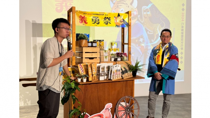 圖/范姜局長介紹義民物資補給車的商品為桃園在地特色農產品