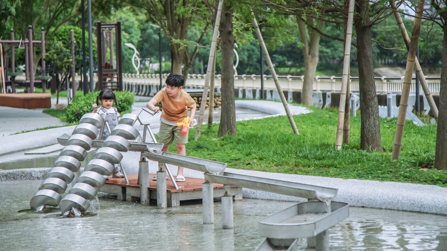 ▲孩子們來公園遊玩消暑的同時,還能透過阿基米德汲水筒等設施學習科學知識。