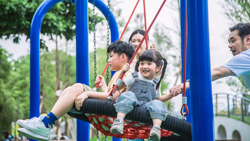 ▲兒童遊戲區包含鳥巢鞦韆、大型彈跳床等設施,不同年齡與身心狀態的孩童,都可體驗遊玩。