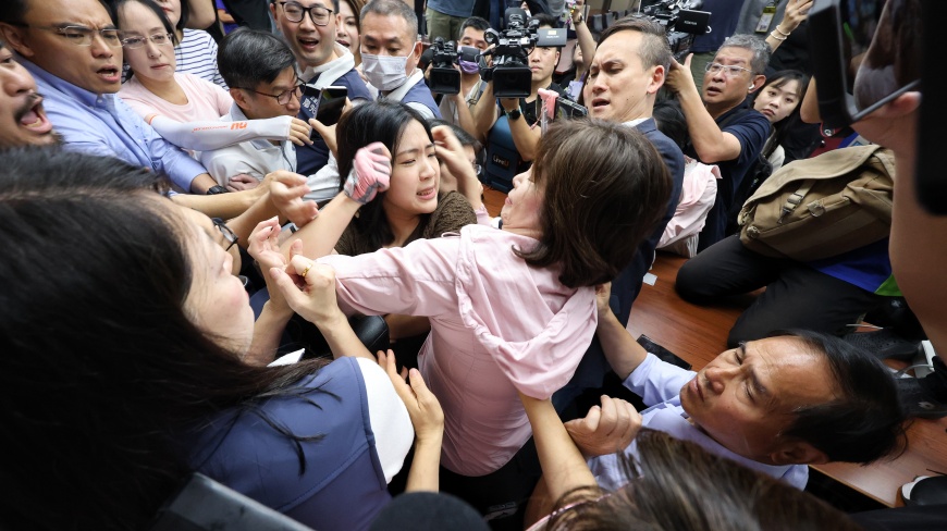 黃捷、鍾佳濱躲茶水間突襲!徐巧芯諷「當旅館」、黃捷反嗆詐騙家族