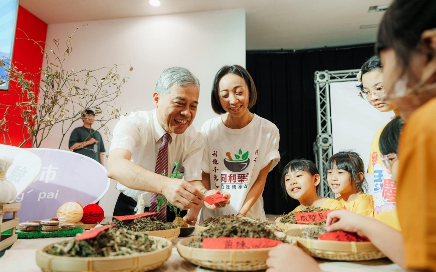 圖／客委會副主委范佐銘(左一)以客語與孩童互動