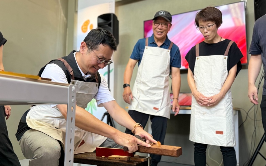 圖／客家局局長范姜泰基 體驗刨木工藝