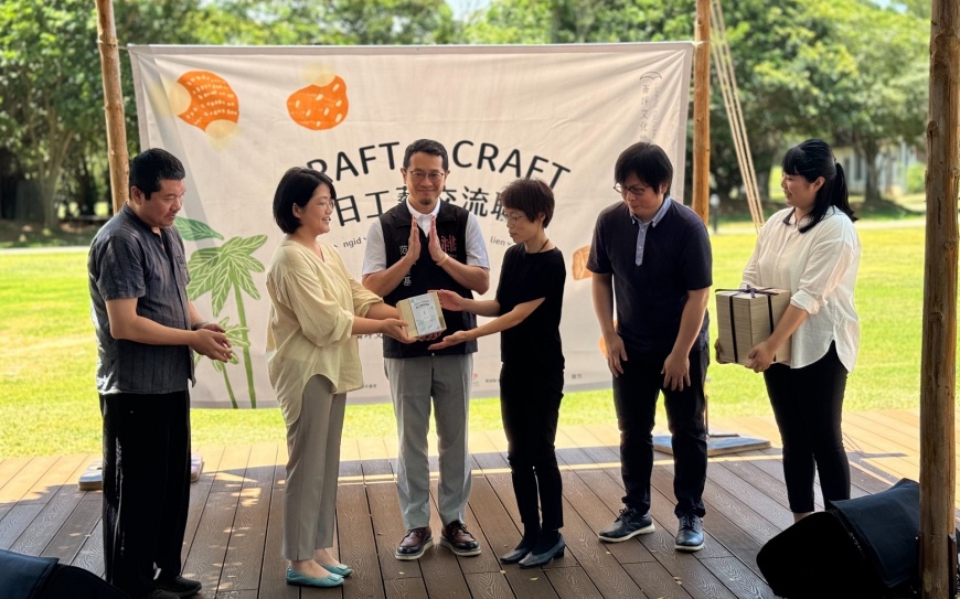 圖／客籍代表邱俞鳳(左)及日方代表神保晃子(右)互贈工藝品