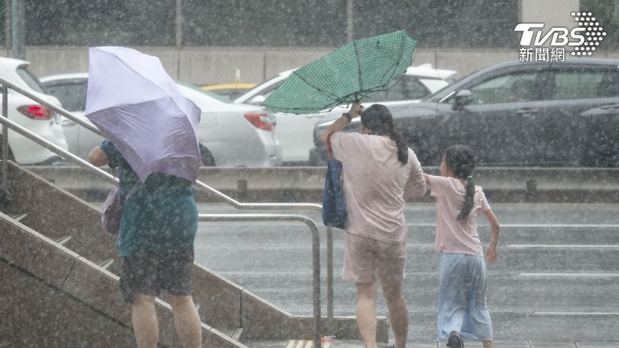 天氣/國家警報大響!9縣市豪雨特報 鄭明典:小心短延時強降雨突襲