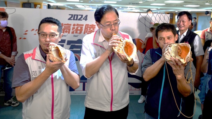 圖／桃園石滬協會總幹事許立志(右)指導張善政市長(中)及范姜泰基局長(左)共同體驗吹海螺