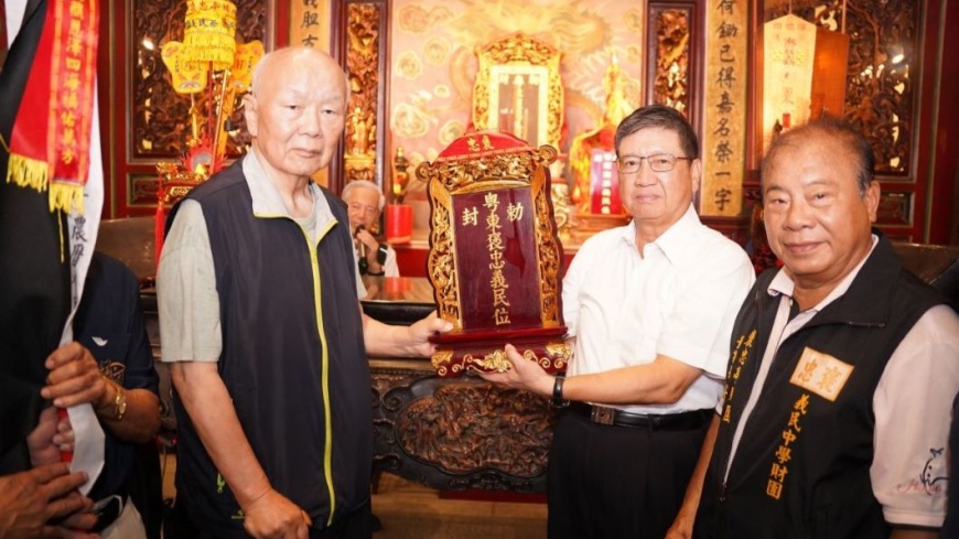圖說:新竹縣長楊文科日前與義民廟董事長林光華一同恭迎義民爺回祭典區坐鎮。(圖片來源: 新竹縣政府)