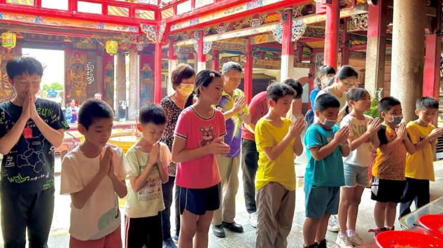 圖說:今年從關西坪林國小遴選8位學童擔任祈福大典祝禱生及禮生。(圖片來源: 新竹縣政府)
