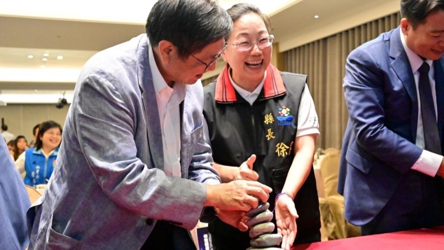 新竹縣長楊文科與花蓮縣長徐榛蔚。