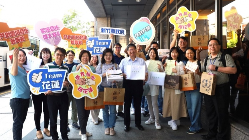 新竹縣長楊文科率縣府團隊採購花蓮伴手禮。