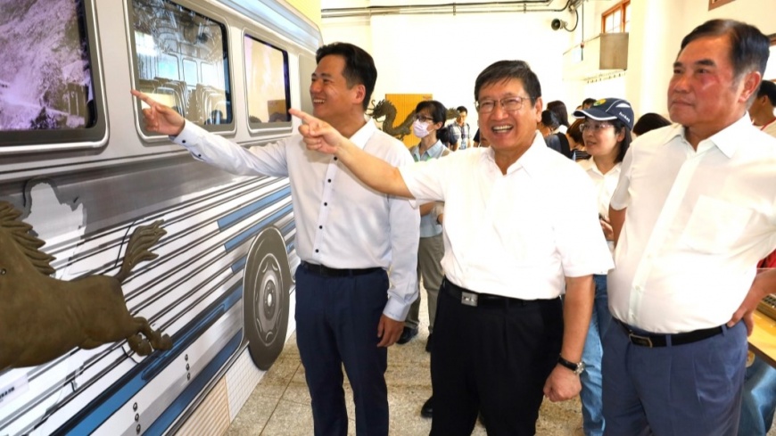 新竹縣長楊文科與首長們帶領參訪團走訪花蓮文化創意園區。