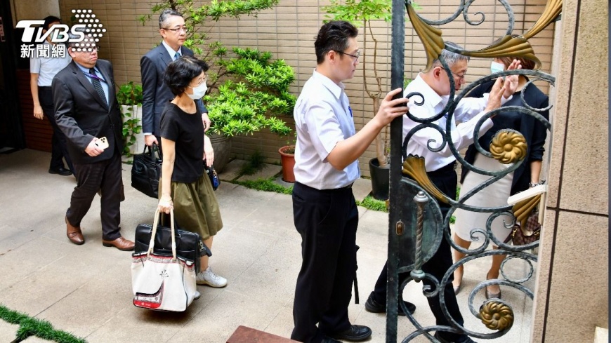 柯文哲律師還原搜索、羈押過程 問整天京華城案複訊卻問政治獻金