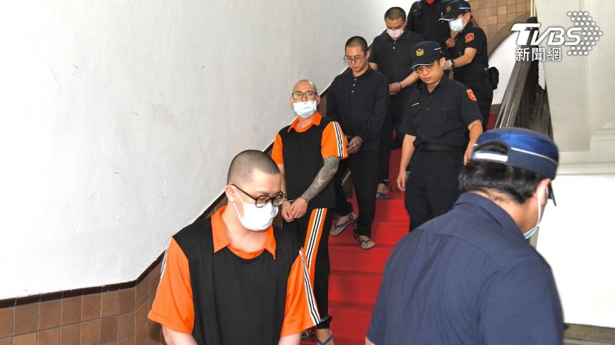 台版柬埔寨虐死3人的詐騙集團高院開庭,詐團首腦杜承哲(前起)、成員洪俊杰、薛隆廷、王昱傑等四人出庭。(資料圖/胡瑞麒攝)