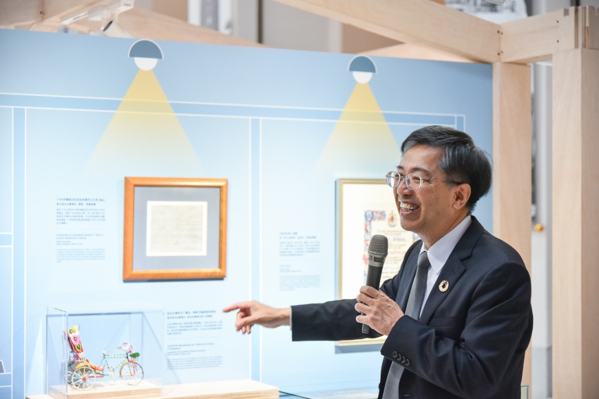 唐獎教育基金會陳振川執行長為唐獎榮耀展導覽