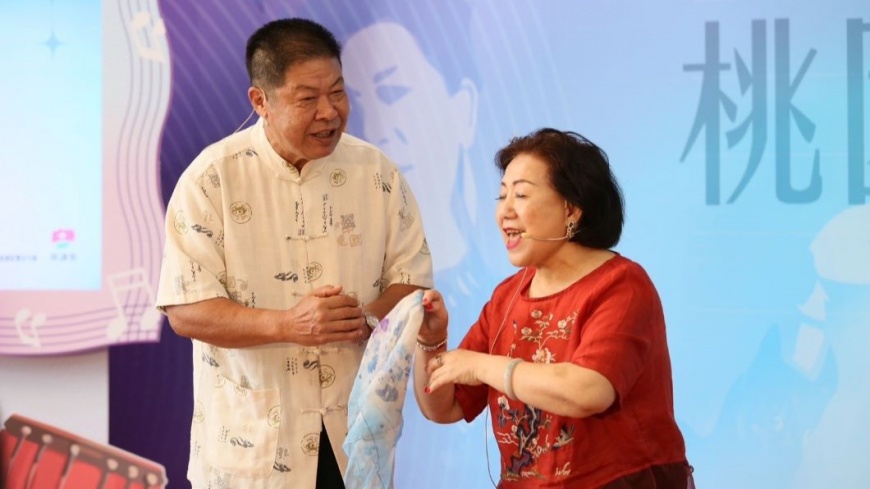 賴碧霞傳人-趙彩雲及得意門生-謝其國共同演唱客家傳統歌曲《問卜》(圖：桃園市政府客家事務局)