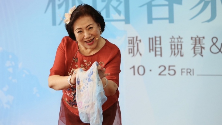 賴碧霞血脈傳人-趙彩雲現身演藝傳統山歌。(圖：桃園市政府客家事務局)