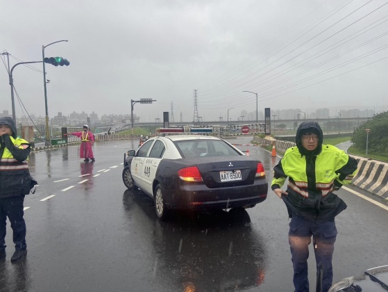 快訊/大雨不間斷!新北二重疏洪道路面積水 部分路段「只出不進」
