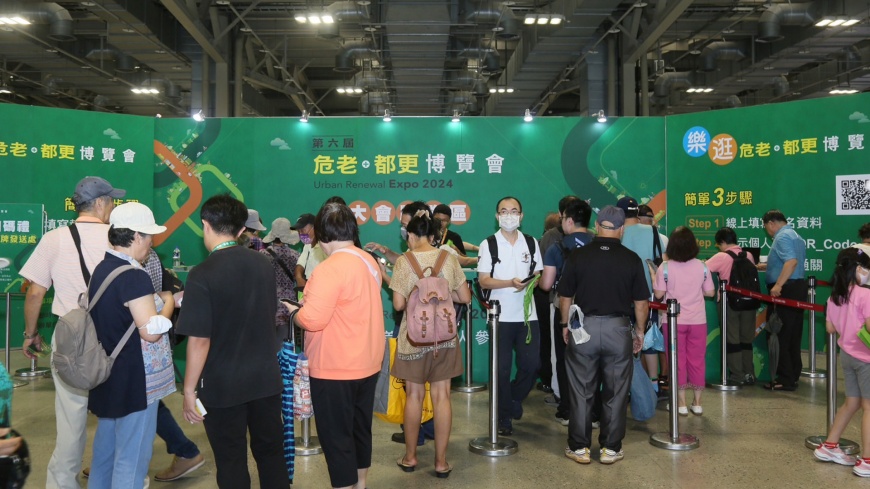「第六屆危老+都更博覽會」於花博爭豔館盛大開幕,湧入大量民眾排隊進場。
