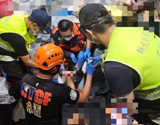 大批警消到場搶救。（圖／TVBS）