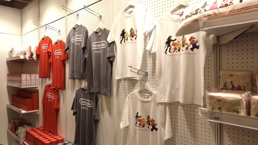 任天堂快閃店各種系列Tshirt都有賣。（圖／潘建樺攝）