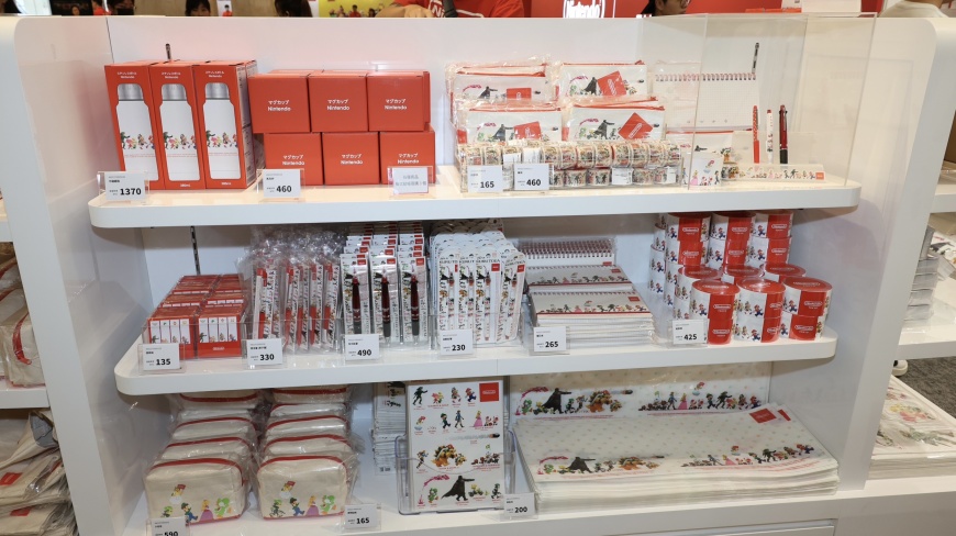 任天堂快閃店販售瑪利歐保溫瓶、紙膠帶、文具等周邊。（圖／潘建樺攝）