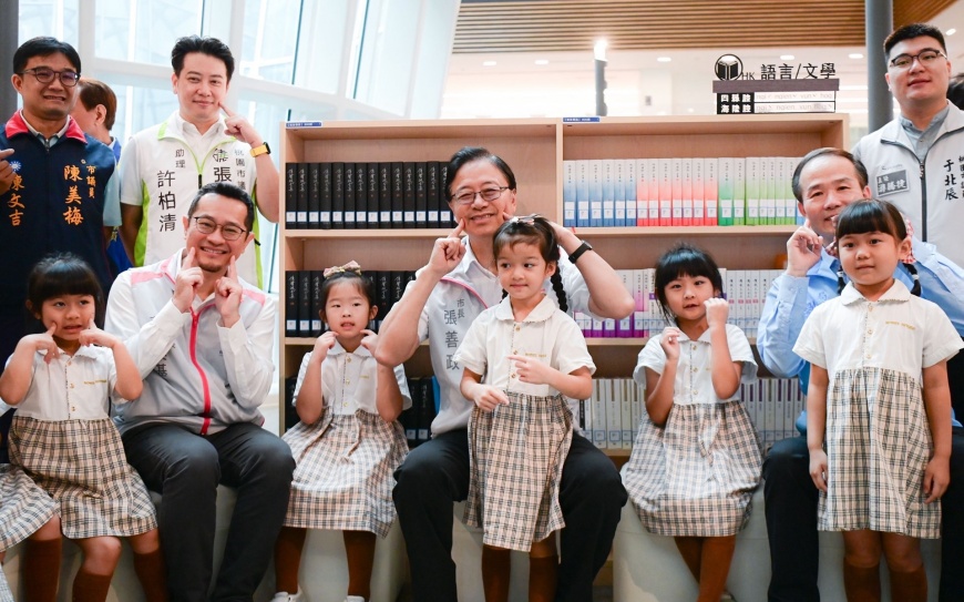 張善政市長、范姜泰基局長及劉仲成局長與新奇屋幼兒園小朋友共讀客語繪本 (圖-桃園市政府提供)
