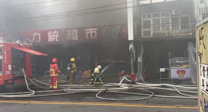 雲林麥寮超市大火!百坪倉庫全面燃燒 警消佈線搶救中
