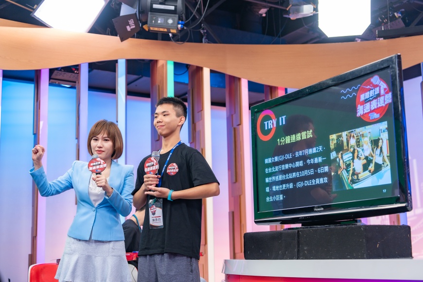 ▲主播韋家齊於TVBS黑暗對話溝通表達營傳授上台播報技巧。照片╱TVBS提供