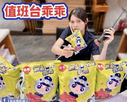 警員會在值班台上放上「乖乖」,祈求轄區治安平穩。(圖/TVBS)