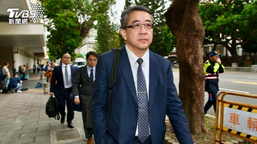 柯文哲辯護律師成員鄭深元、陸正義、蕭奕弘中午步出廉政署。(圖/胡瑞麒攝)